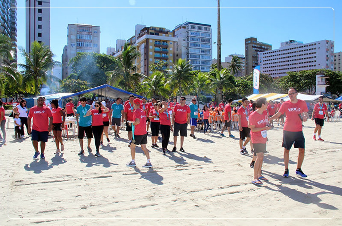 Confraternização na praia do Gonzaga da equipe SOC & Maestro BPM