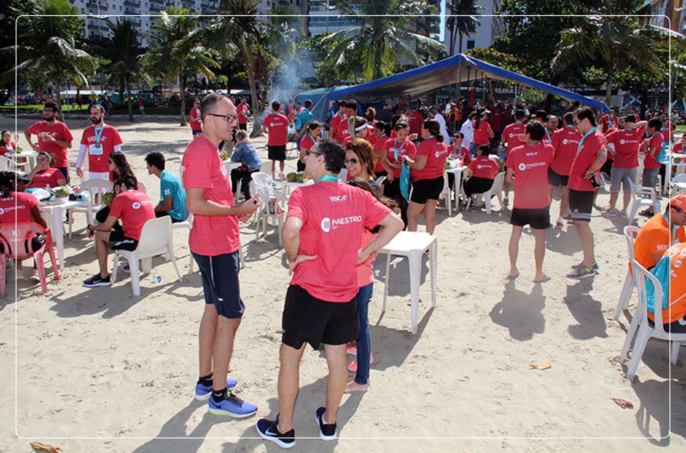 Confraternização na praia do Gonzaga da equipe SOC & Maestro BPM