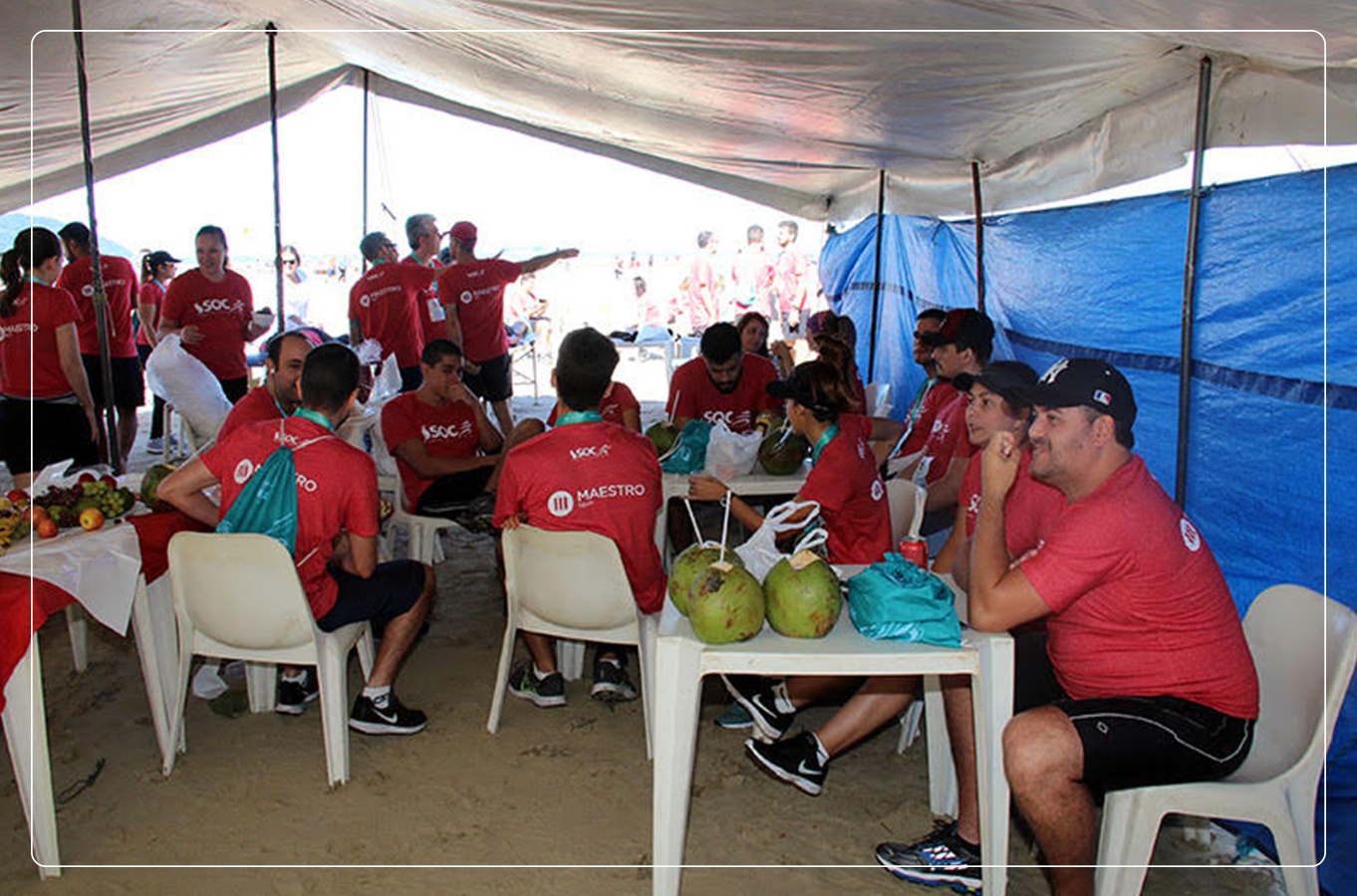 Confraternização na praia do Gonzaga da equipe SOC & Maestro BPM