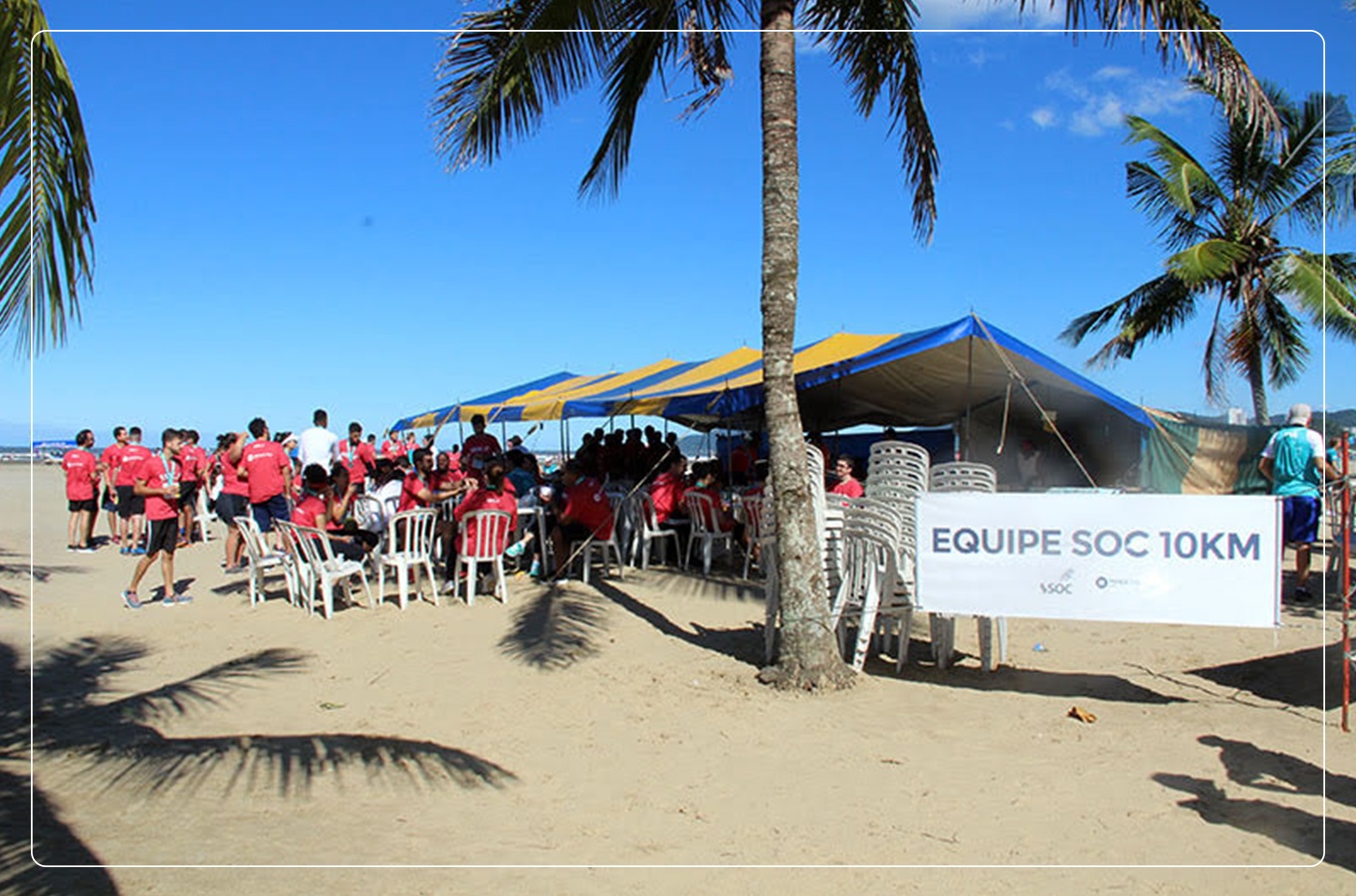 Confraternização na praia do Gonzaga da equipe SOC & Maestro BPM