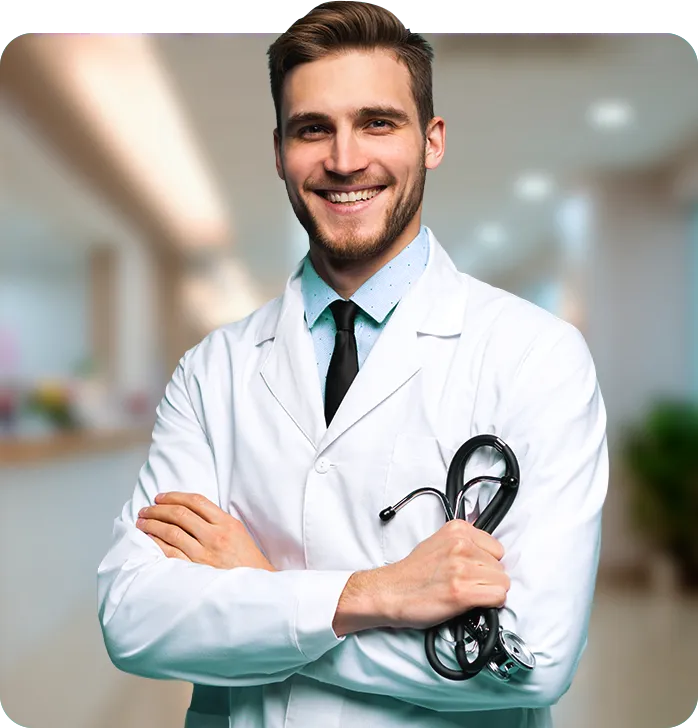 Médico de saúde ocupacional de braços Cruzados divulgando novo curso de PCMSO do SOC