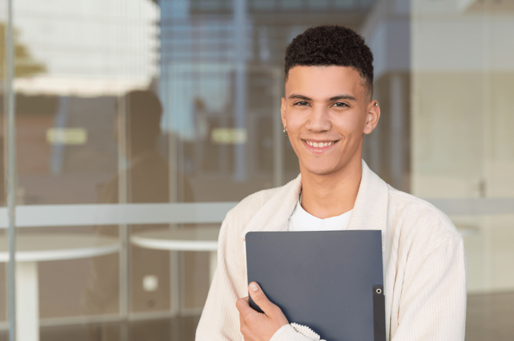 estagiário precisa fazer admissional